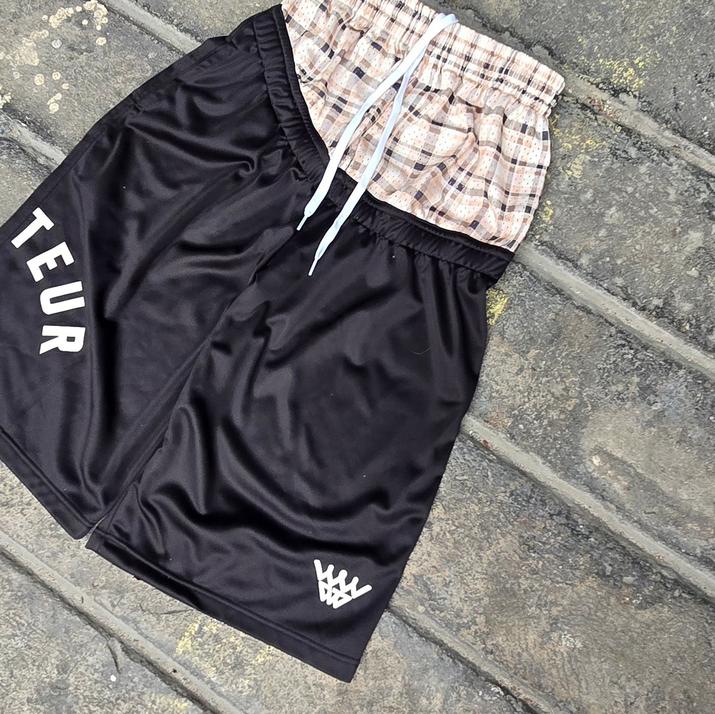 AMATEUR LOW WAIST PLAID BEIGE SHORTS